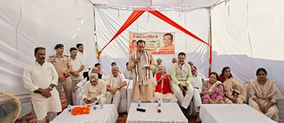 18जेएनडी13: सफीदों में कार्यकर्ताओं से संवाद करते हुए मोहन लाल बड़ौली। स्रोत: प्रशासन