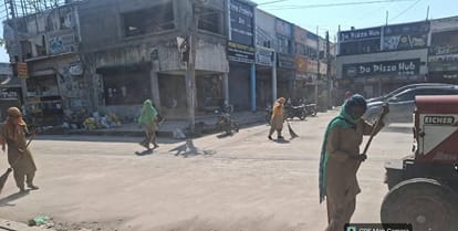 18जेएनडी14: डीआरडीए मार्केट में सफाई अभियान के दौरान सफाई करते हुए सफाई कर्मचारी। स्रोत: सफाई 