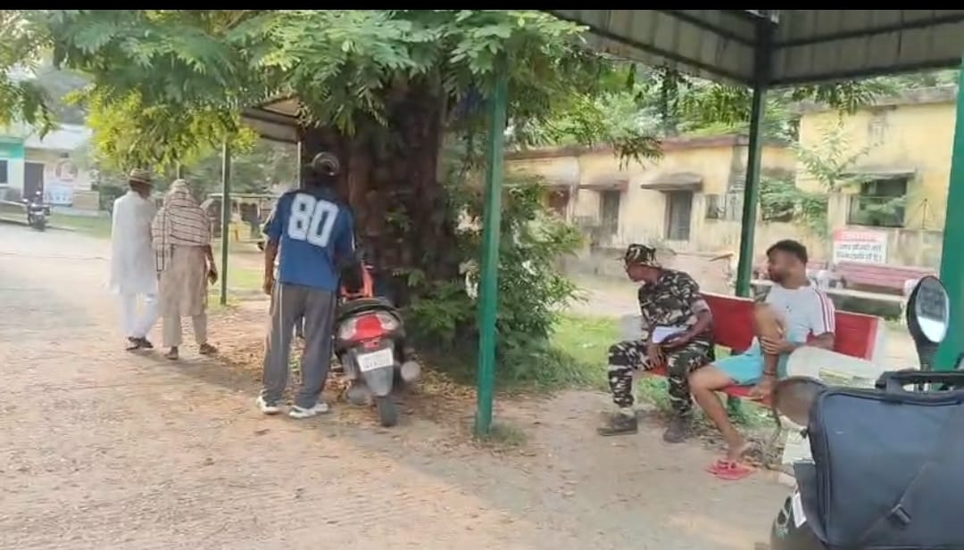 अस्पताल परिसर में परिजन