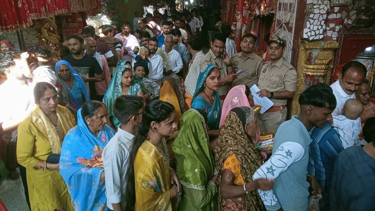 Jaunpur News: शीतला चौकिया धाम में 40 हजार भक्तों ने लगाई हाजिरी