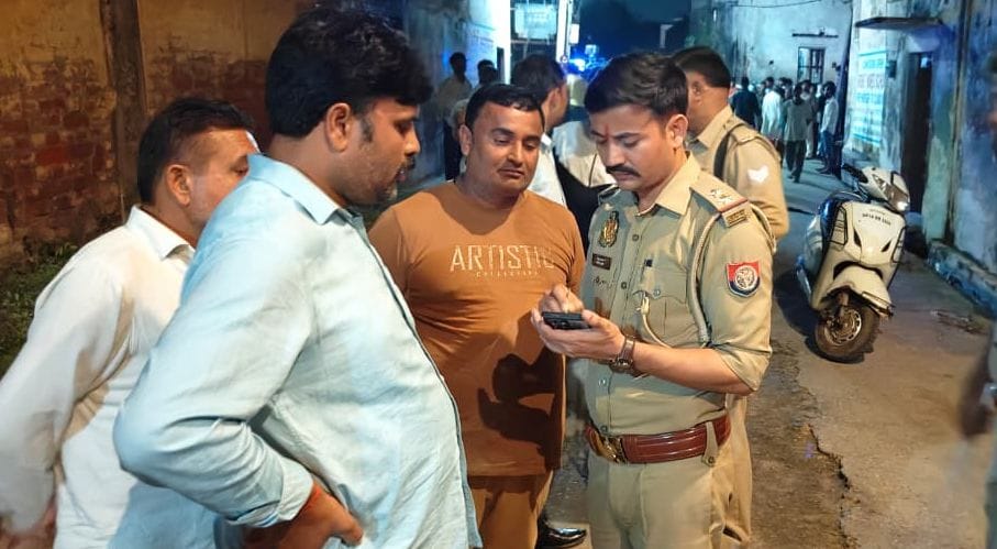 बाबूगढ़ के गांव उपैड़ा में ग्रामीणों से जानकारी करते थाना प्रभारी। स्रोत: पुलिस