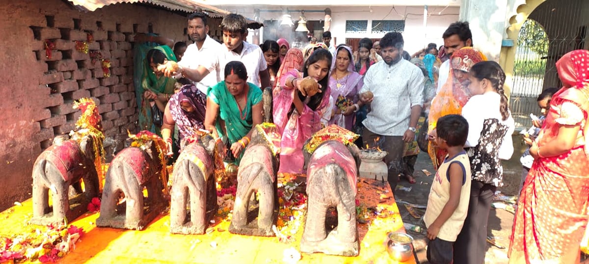 Sant Kabir Nagar News: ओबा माता मंदिर में उमड़े श्रद्धालु, किया दर्शन-पूजन
