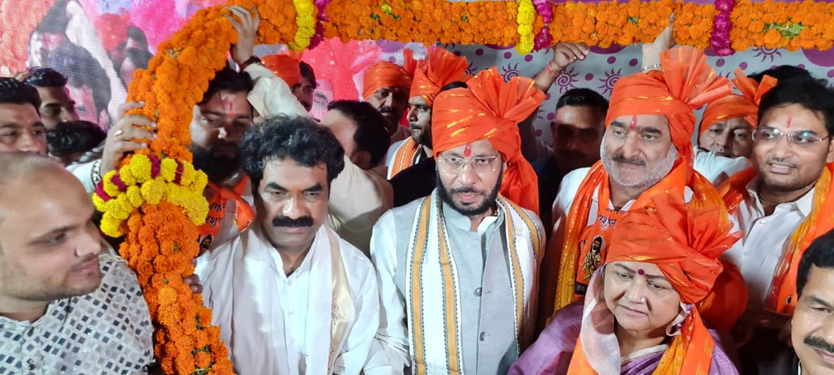 Hathras News: जयकारों के साथ निकली परशुराम की शोभायात्रा, पुष्प वर्षा से किया स्वागत