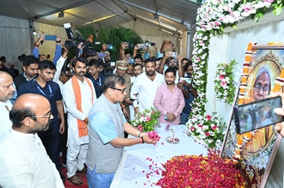 भाजपा राष्ट्रीय महामंत्री के माता को श्रद्धांजलि देते असम के मुख्यमंत्री हेमंत बिश्व शर्मा स्रो