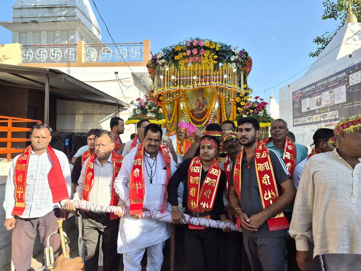Meerut News: बैंड-बाजों की धुन पर झूमे श्रद्धालु, पुष्पवर्षा से स्वागत