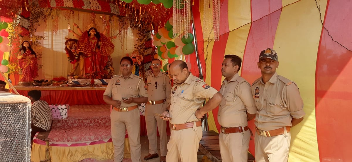 Ambedkar Nagar News: पंडाल में खंडित की प्रतिमा, बवाल