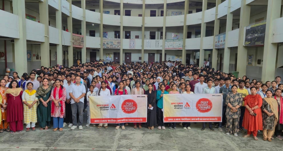 बिजनौर के यूनिवर्सल एकेडमी में अमर उजाला की अतुल माहेश्वरी छात्रवृत्ति की परीक्षा देकर बाहर आये