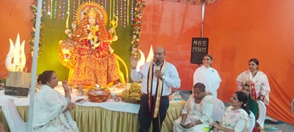 ब्रह्मकुमारी के सेक्टर-25 केंद्र पर माता की चौकी में संबोधित करते समाजसेवी विजय जैन। स्रोत : स