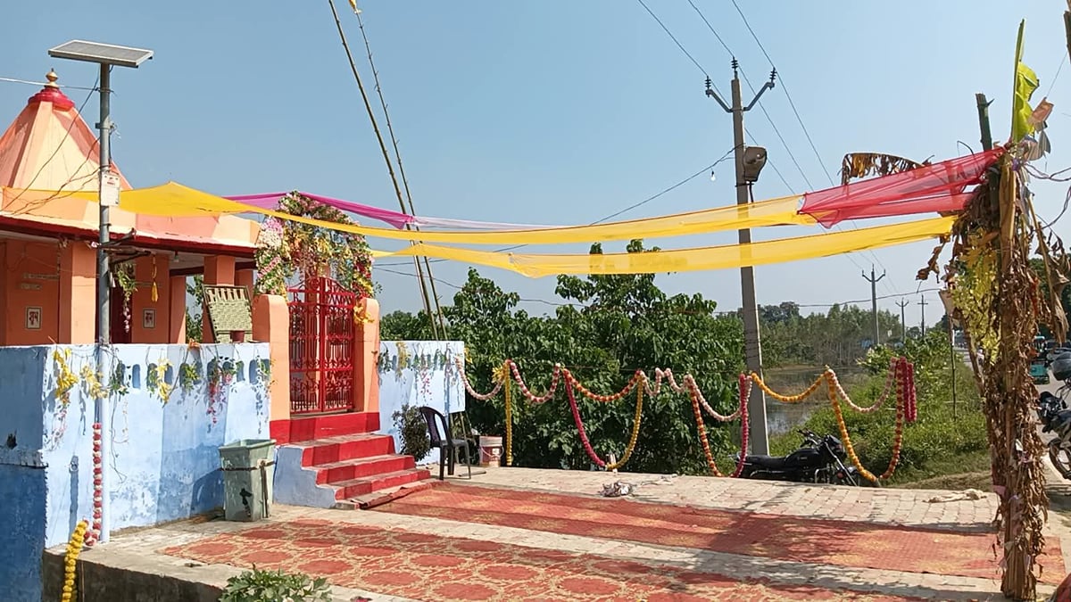 Balrampur News: दुर्गा मंदिर में नहीं हुआ हवन-पूजन, गांव में पसरा मातमी सन्नाटा