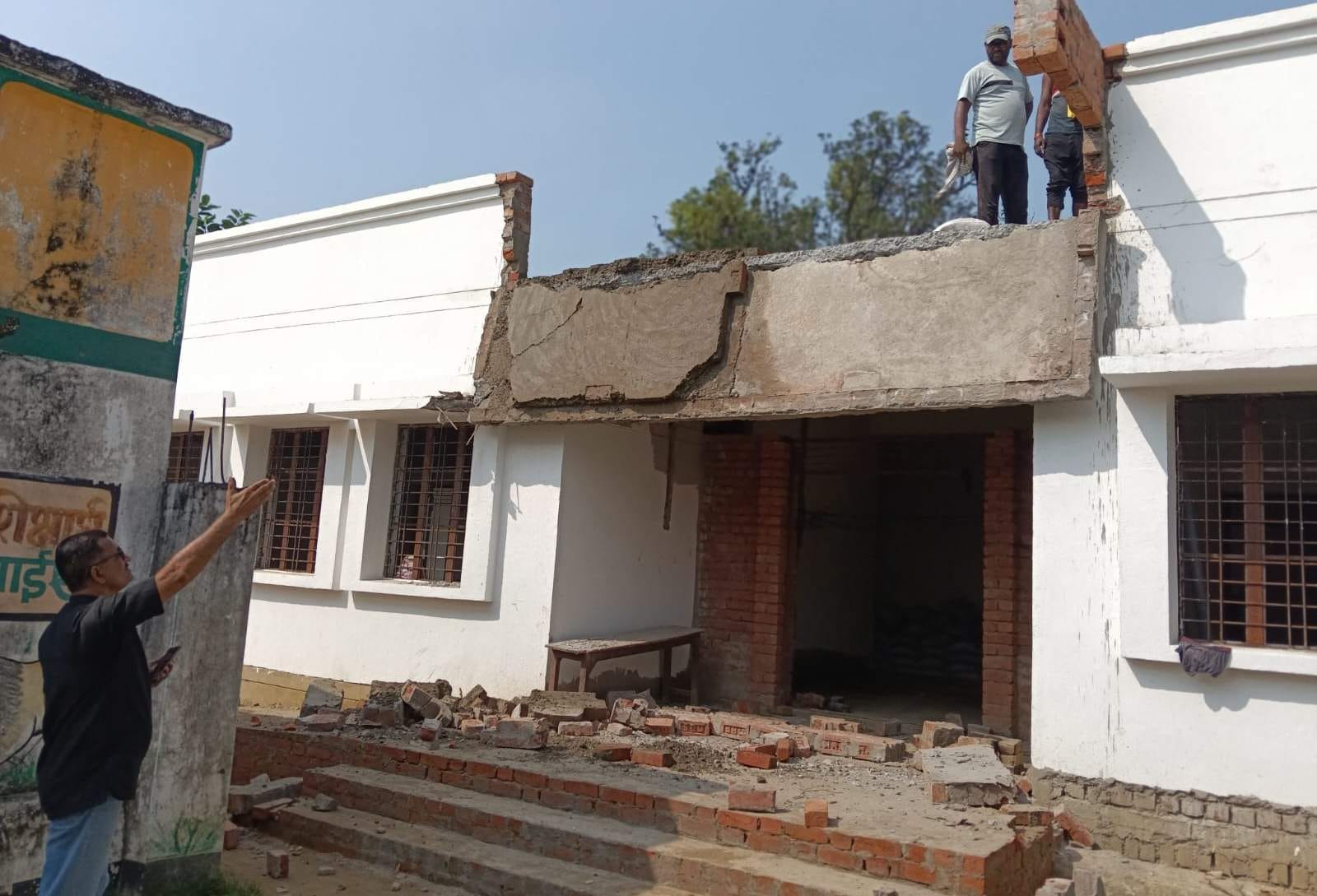 चंदौली के पड्या में गिरा निर्माणाधीन कंपोजिट विद्यालय। स्रोत:-जागरूक पाठक
