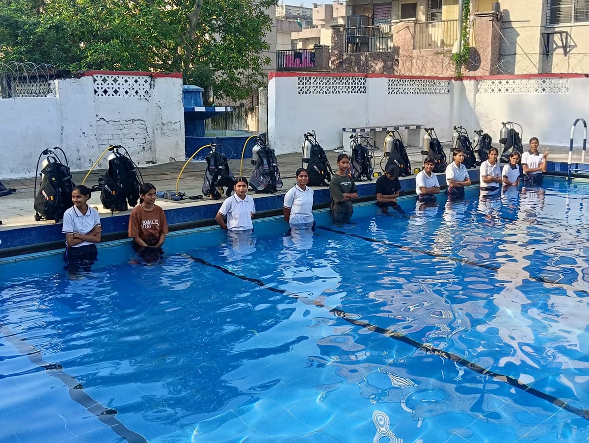 Meerut News: एनसीसी कैडेट्स ने स्कूबा डाइविंग का प्रशिक्षण लिया