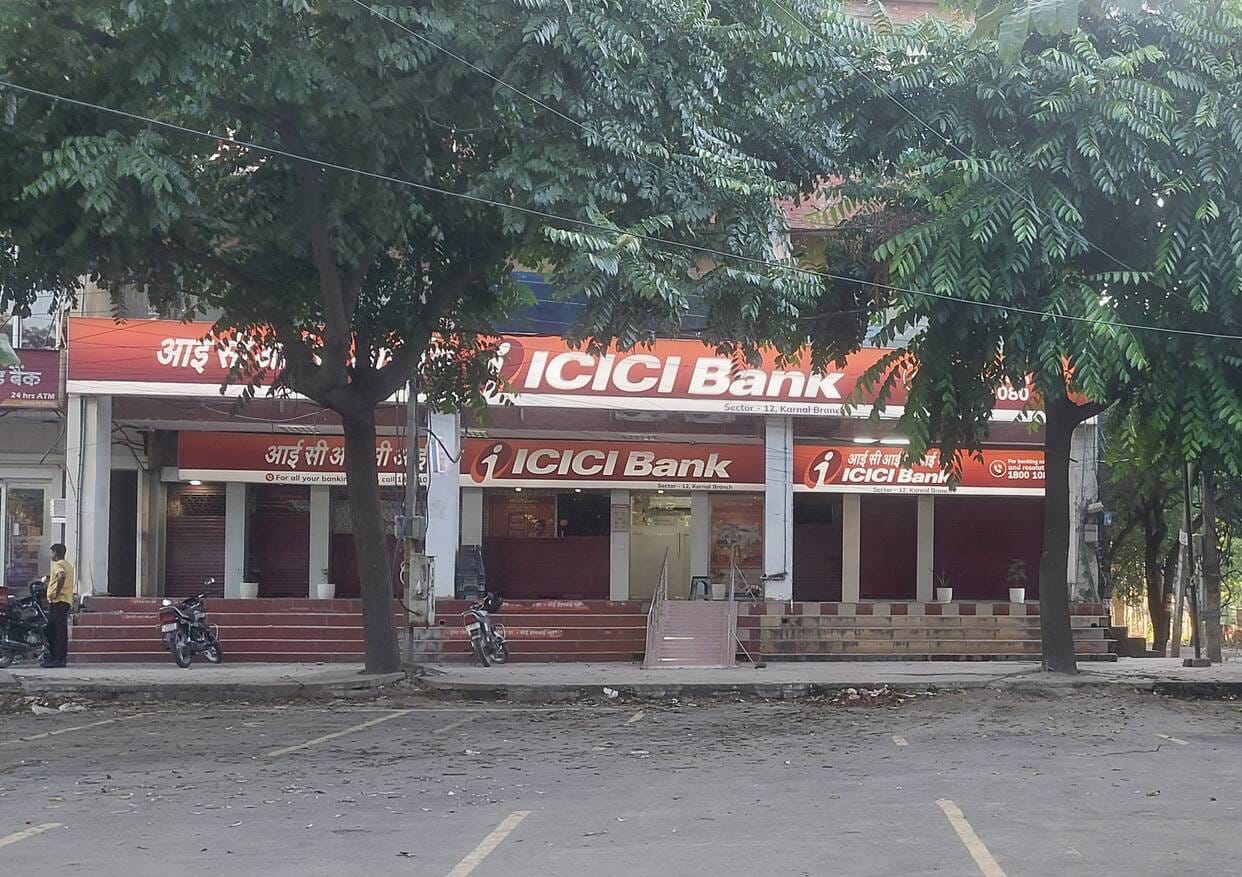 एटीएम के बाहर नहीं है कोई सुरक्षाकर्मी संवाद