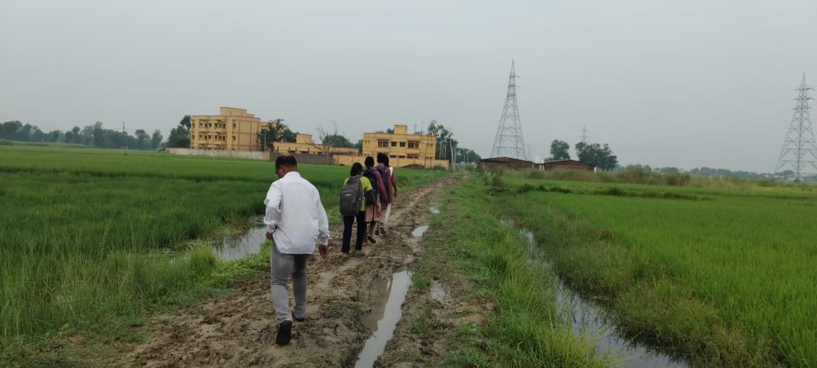Ballia News: समेकित विशेष माध्यमिक विद्यालय में नहीं रहते कर्मचारी