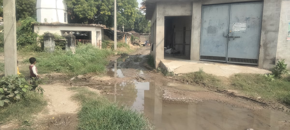 Jalaun News: पानी मिला नहीं, खोदी सड़कें भी नहीं बनीं