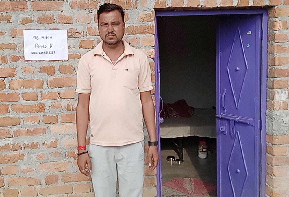 Mahoba News: धमकी से परिवार परेशान, घर के बाहर लगाए मकान बिकाऊ के पोस्टर