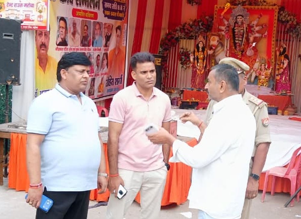 Mahoba News: पंडालों में जांची सुरक्षा व्यवस्था, भीड़ नियंत्रण के दिए निर्देश