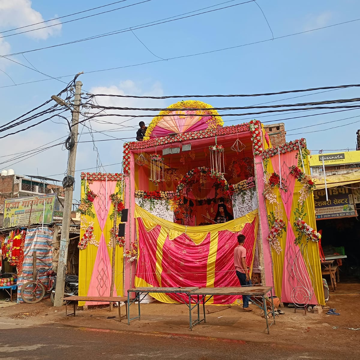 Chitrakoot News: पंडालों में नहीं सुरक्षा, ऊपर करंट, नीचे भीड़