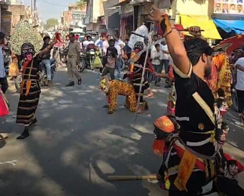 Kasganj News: काली अखाड़े की तलवारबाजी के करतब देख रोमांचित हुए दर्शक