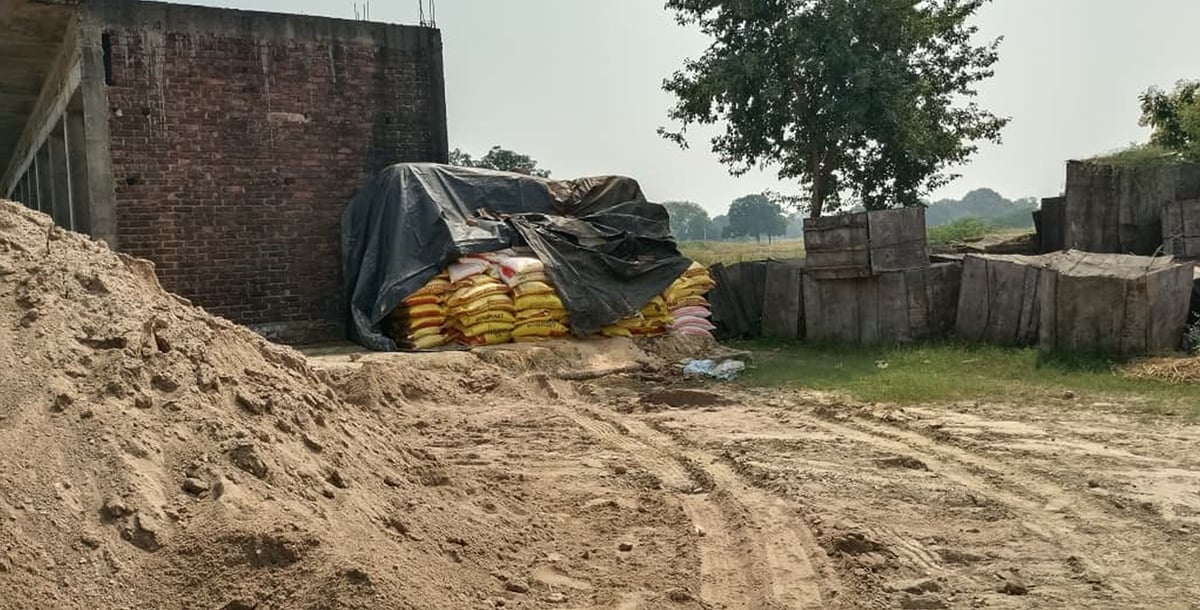 Fatehpur News: हाईवे किनारे बंद ढाबे में उतारीं सिलिका सैंड की 300 बोरियां