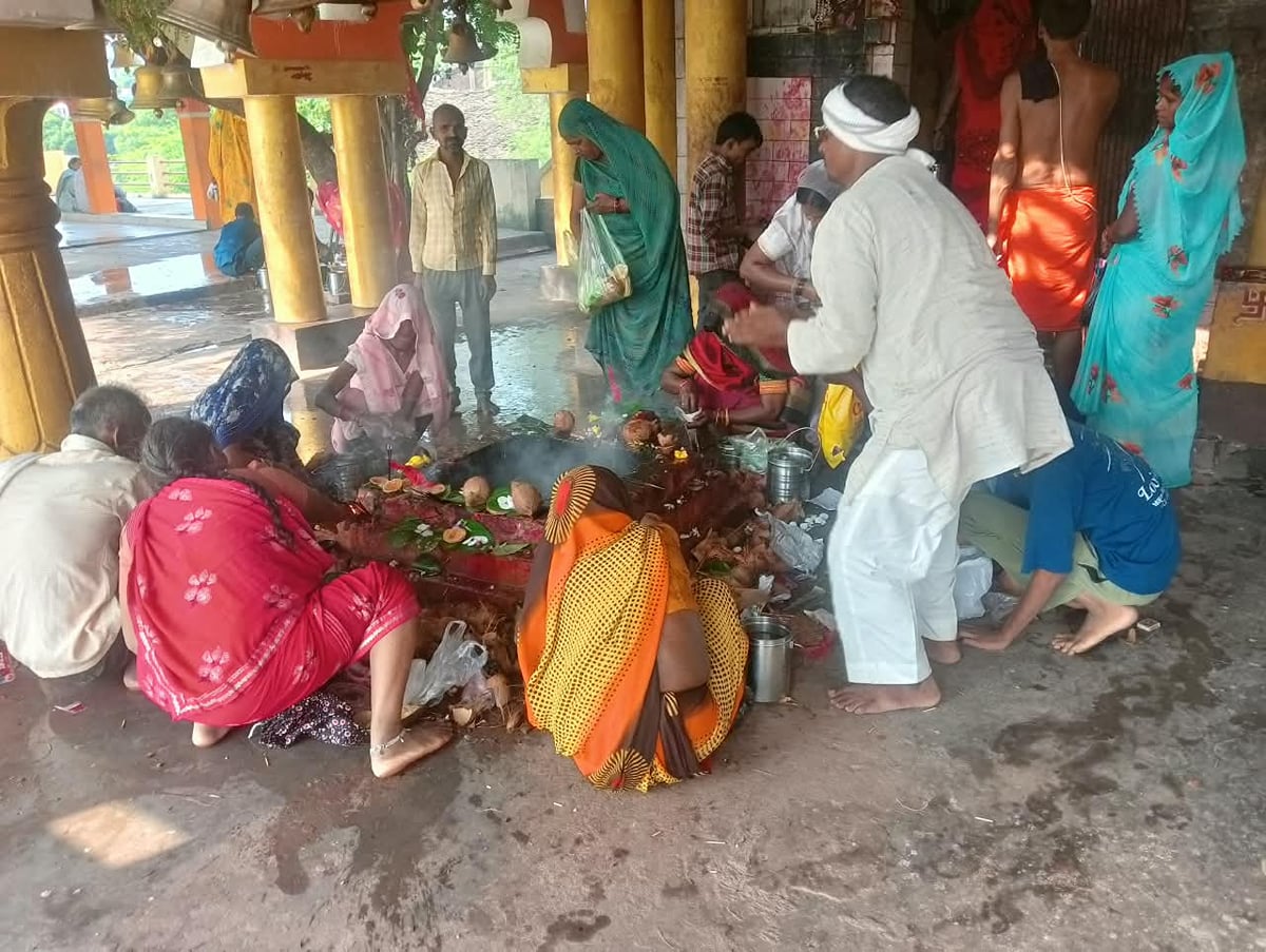Banda News: अष्टमी पर पंडालों में कन्या भोज और जागरण