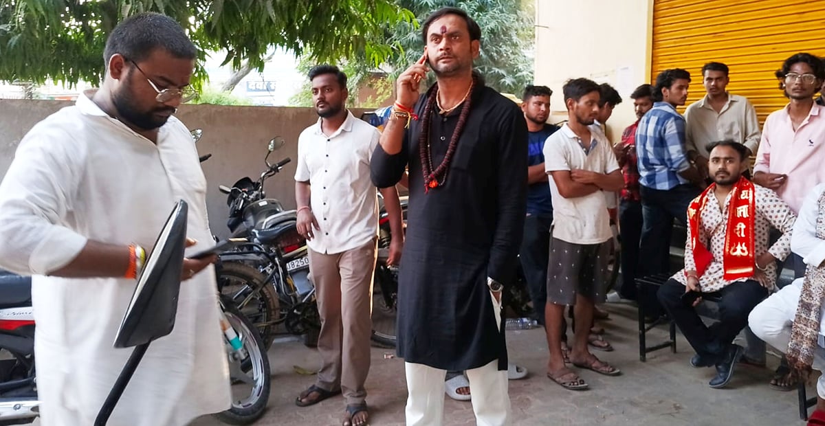 Fatehpur News: ब्लिंकिट स्टोर में मीट के कैरीबैग पर हैपी नवरात्र पर आपत्ति, हंगामा
