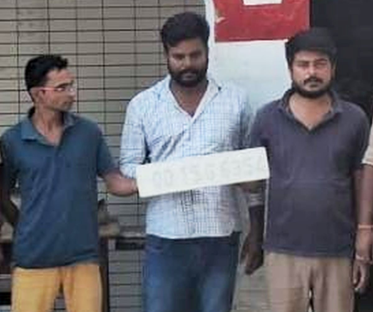 Fatehpur News: कार सवार तीन तस्करों से 19 किलो गांजा बरामद