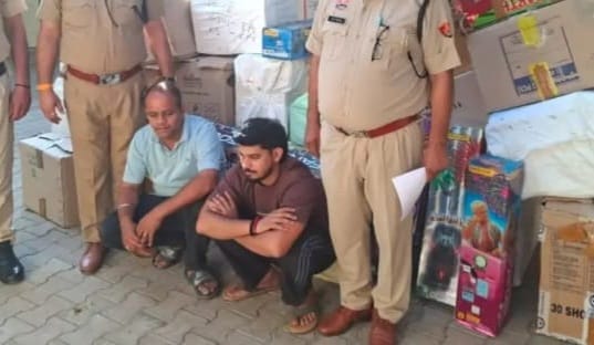 फोटो 88: अवैध पटाखो के साथ पकड़े गए दो शख्स। स्रोत संवाद