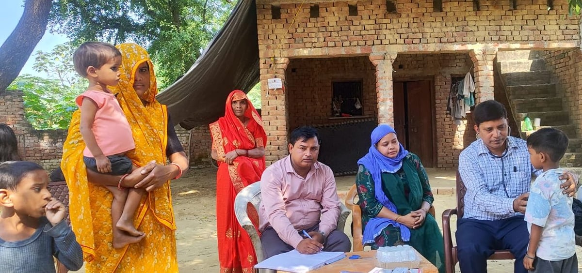 Kasganj News: इटउआ में फैला बुखार, स्वास्थ्य विभाग की टीम ने 106 मरीजों की जांच की