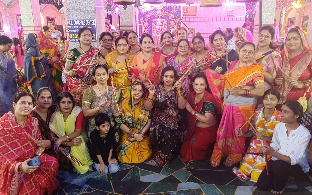 Bhadohi News: डांडिया नाइट में भक्ति गीतों पर देर रात नृत्य करती रहीं महिलाएं