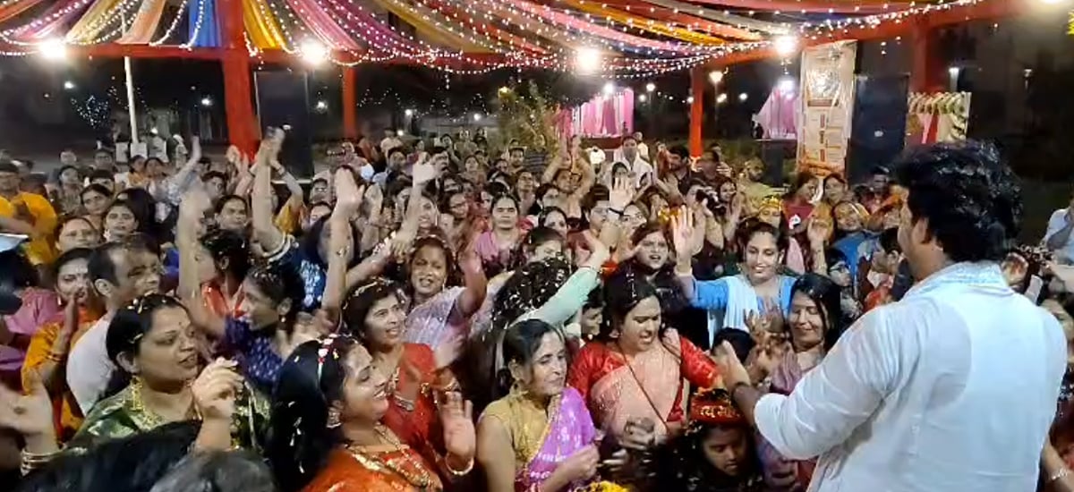 Noida News: आम्रपाली ड्रीम वैली की भजन संध्या में झूमें लोग