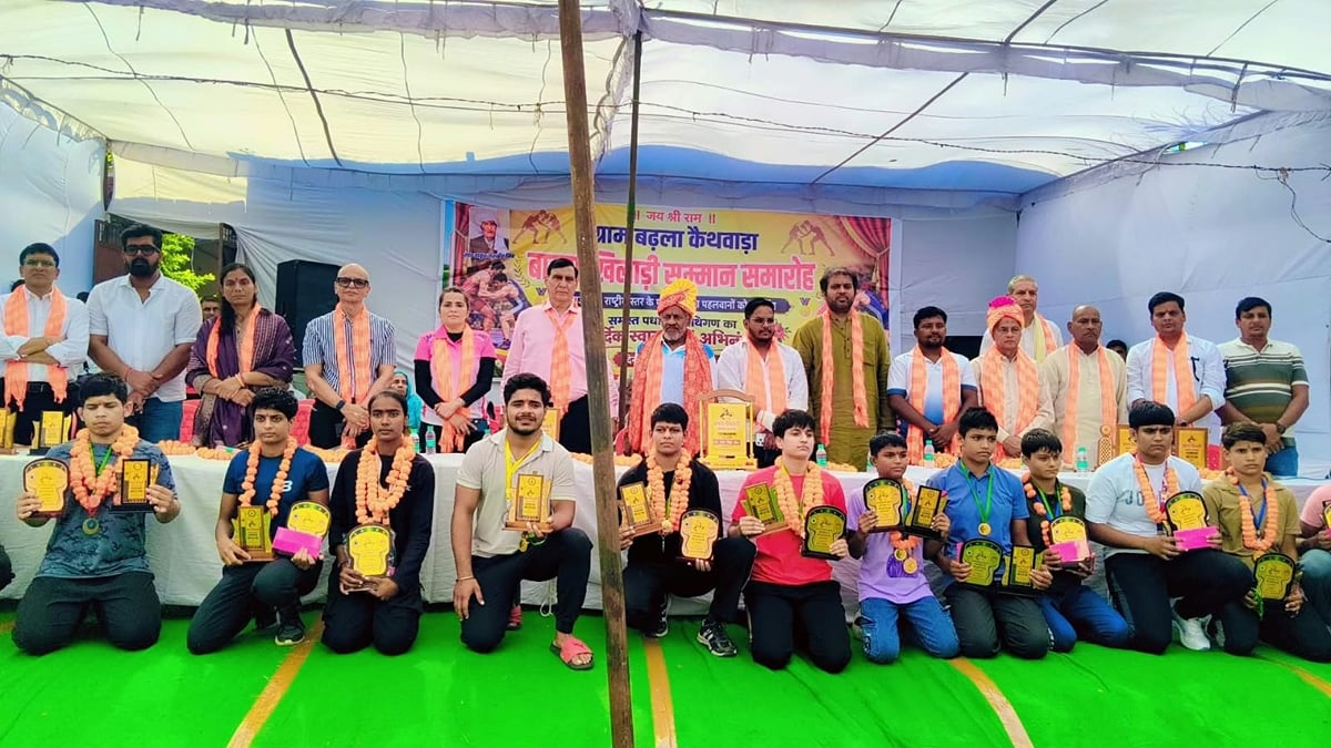 Meerut News: बढला कैथवाडा में प्रदेश-राष्ट्रीय स्तर के कुश्ती पहलवान सम्मानित
