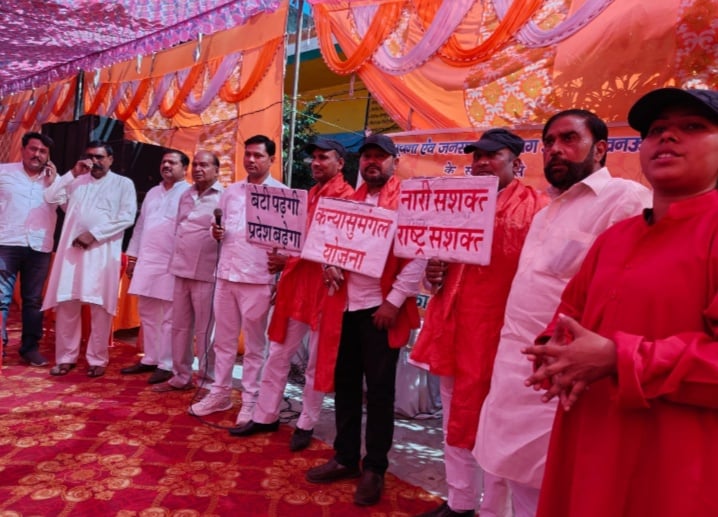 Meerut News: हसनपुर कलां में नुक्कड़ सभा, योजनाओं के फायदे बताए