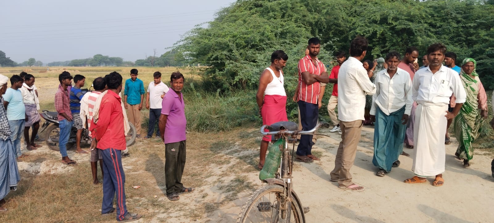 घटना के बाद मौके पर जुटी ग्रामीणों की भीड़। संवाद