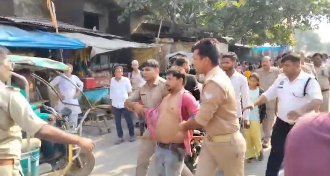 Firozabad News: नशे में भिड़े ढाबा संचालक और दुकानदार, पुलिस से अभद्रता