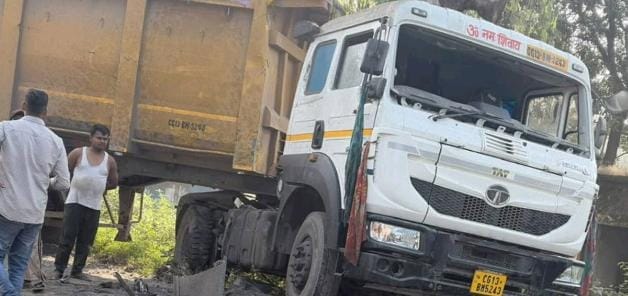 Head-on collision between Hyva and trailer near Darri at 4 AM, Hyva driver trapped in cabin, died on spot,.