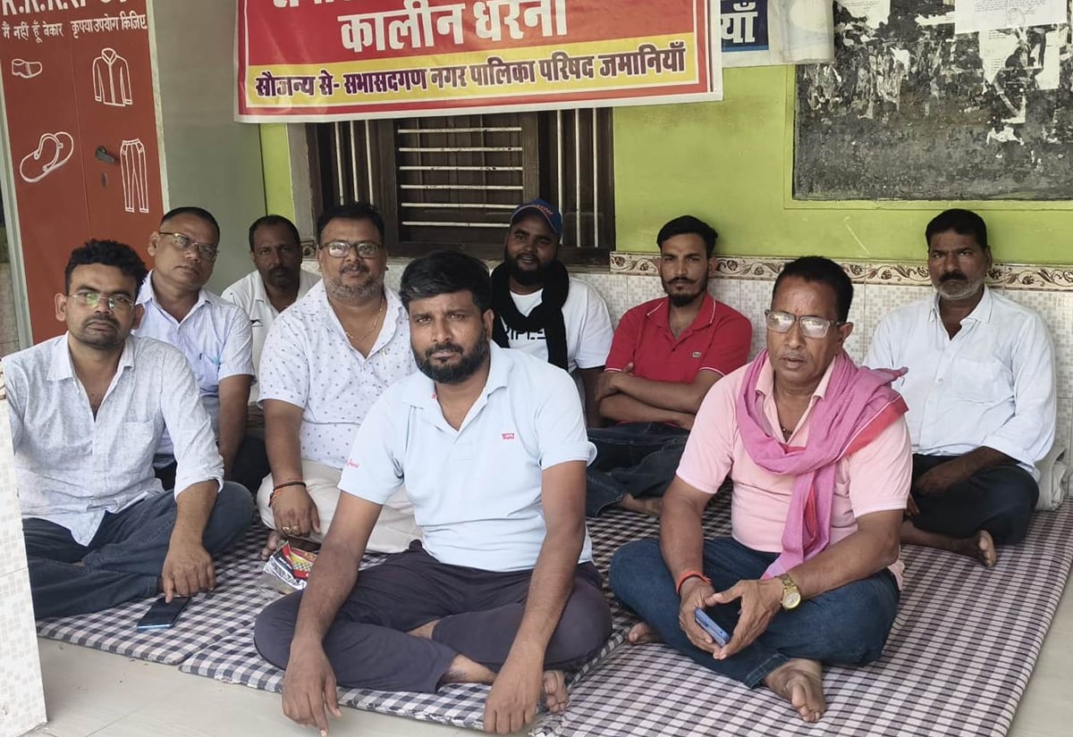 Ghazipur News: सभासदों का धरना जारी