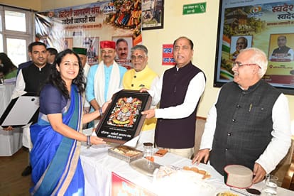 कांगडा में स्वदेशी व्यापारी संगोष्ठि पर लोगों को सम्मानित करते जयराम ठाकुर। पार्टी