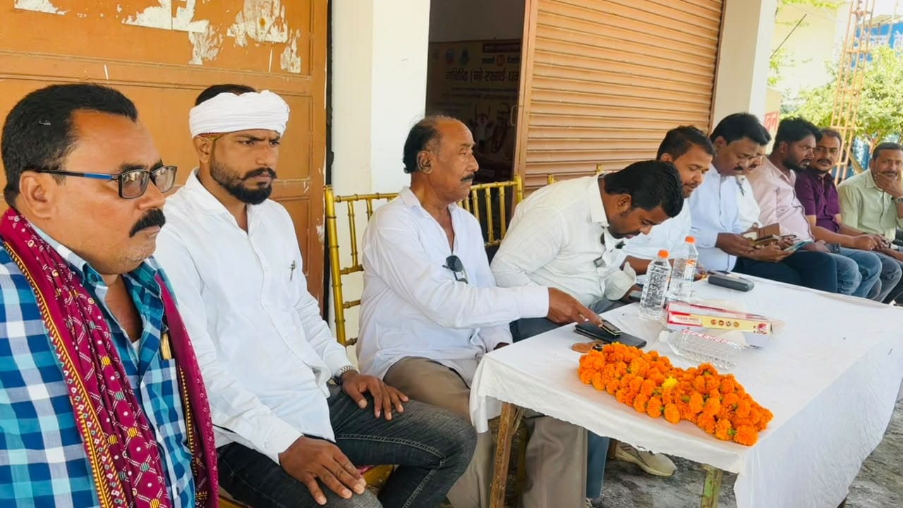 कांग्रेस कार्यालय में बैठक करते कार्यकर्ता।-
