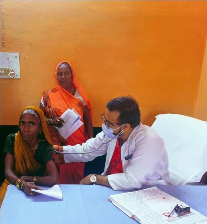 Bhadohi News: आरोग्य मेले में 1240 मरीजों को जांच कर दी गईं दवाएं