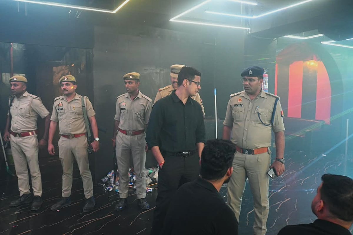Ghaziabad News: अवैध हुक्का बार पर छापामारी, दो चौकी प्रभारी समेत चार पुलिसकर्मी सस्पेंड