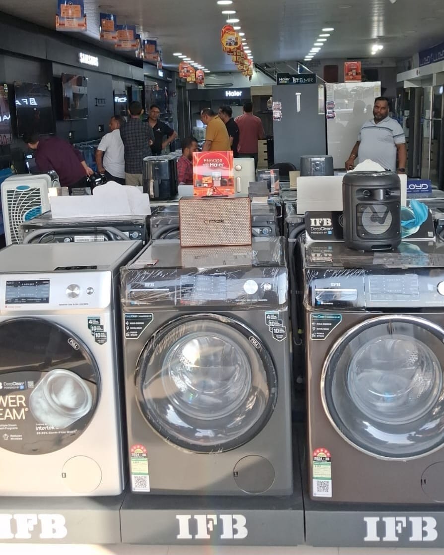 काशीपुर स्थित एक इलेक्ट्रॉनिक शोरूम पर खरीदारी करते लोग।