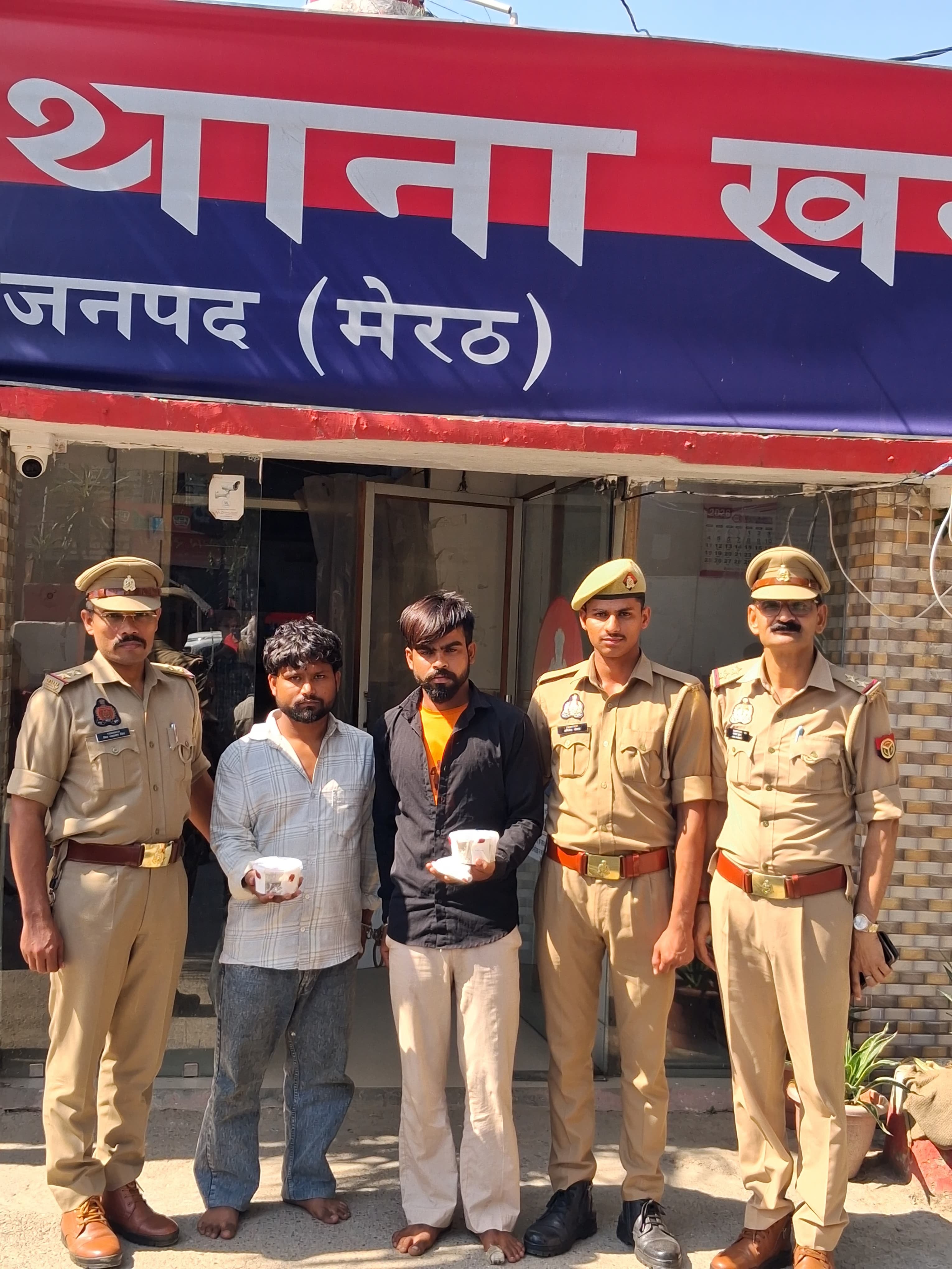 Theft at jewellery shop solved; one criminal injured in an encounter