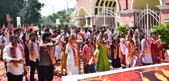 Lucknow News: अराजकता छोड़ो, लोकतंत्र अपनाओ... के नारे के साथ छात्रों ने निकाली रैली