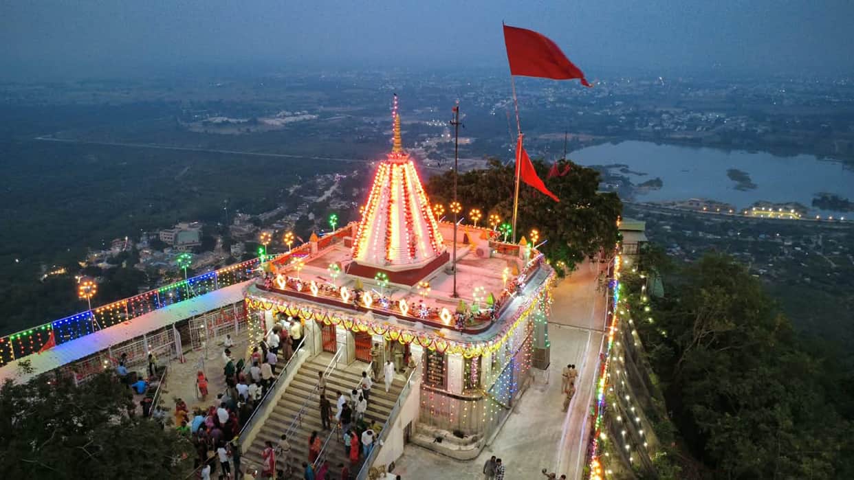 A surge of devotion during Navratri; over 8.90 lakh devotees offered prayers.