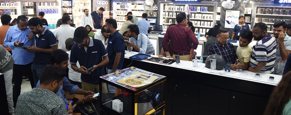 Lucknow News: मोबाइल बाजार में रौनक बढ़ी, कमाई की घंटी बजी
