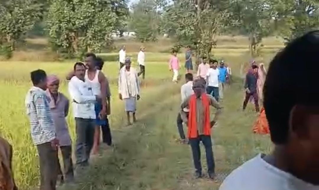 मौके पर मौजूद भीड़।