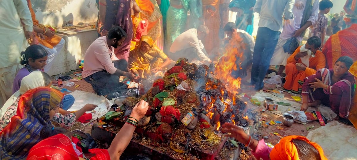 Shravasti News: नवरात्र के नाैवें दिन कराया गया कन्याभोज