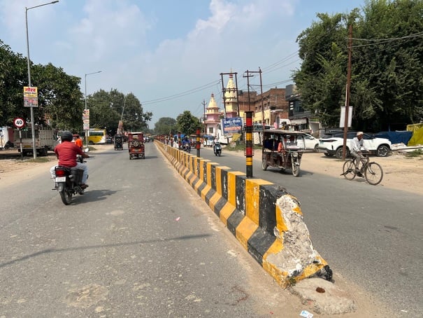 Ballia News: डिवाइडर पर रिफ्लेक्टर न चेतावनी बोर्ड, सेफ्टी ऑडिट के बिना खोल दी सड़क
