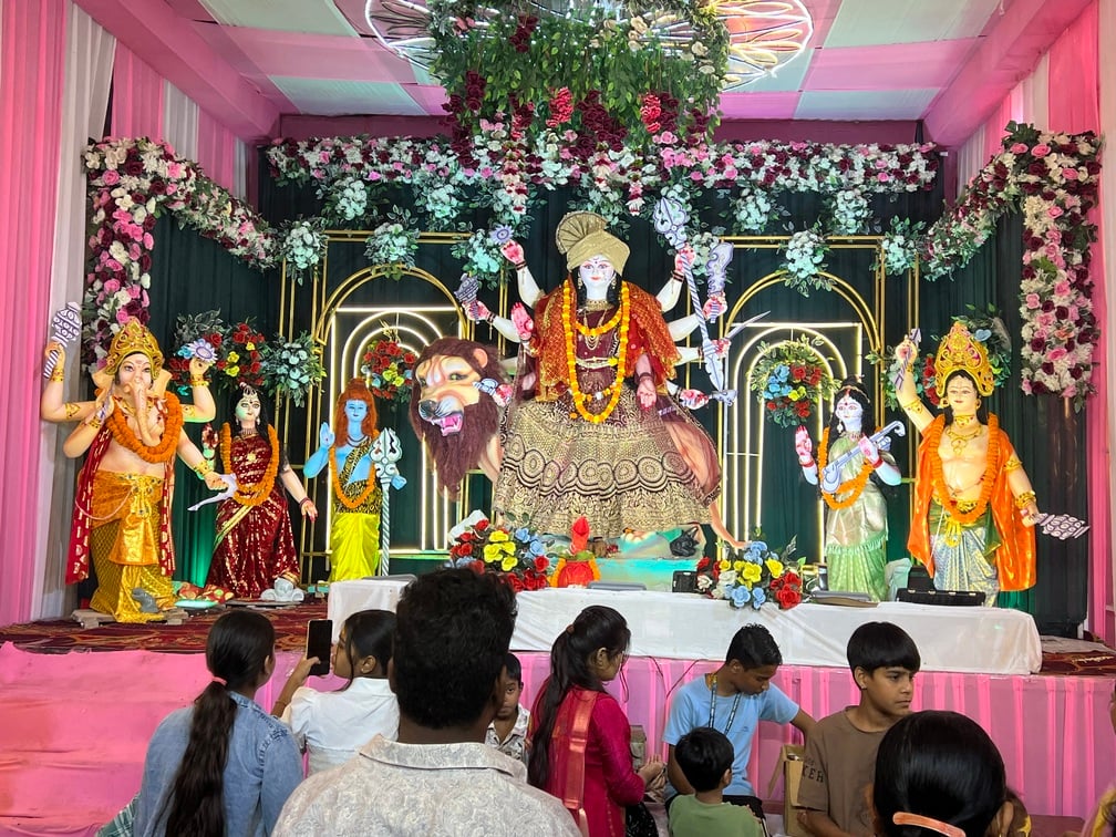 Ballia News: भक्ति की ज्योति से जगमग रहे पूजा पंडाल अंबेरानी के दर्शन कर निहाल हुए भक्त