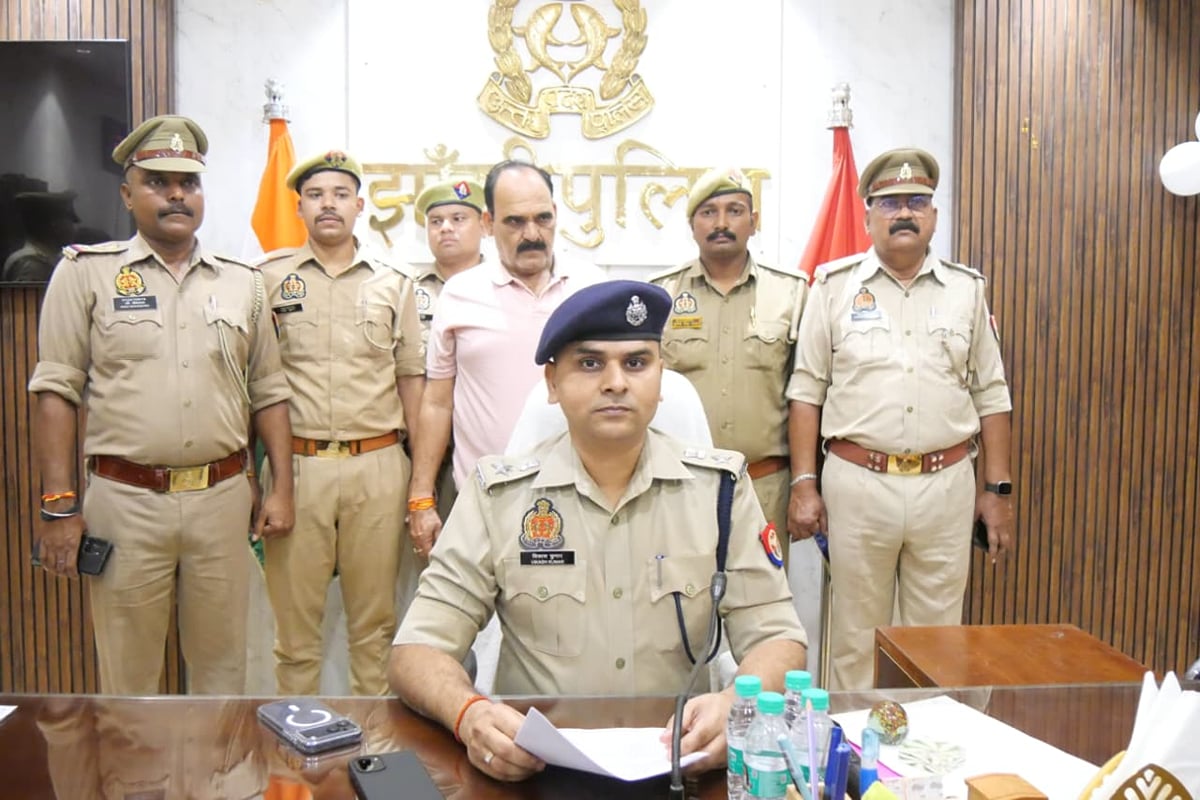 Jhansi News: नकली सिगरेट बनाने वाली फैक्टरी का भंडाफोड़, दो करोड़ की नकली सिगरेट बरामद